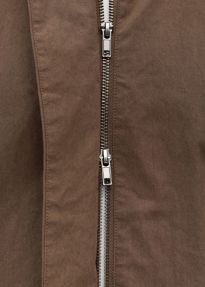 Berta funnel neck jakke Seal Brown Object 